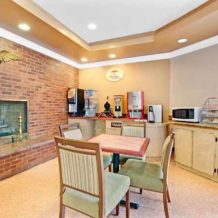 Super 8 By Wyndham Milford/New Haven Hotel
